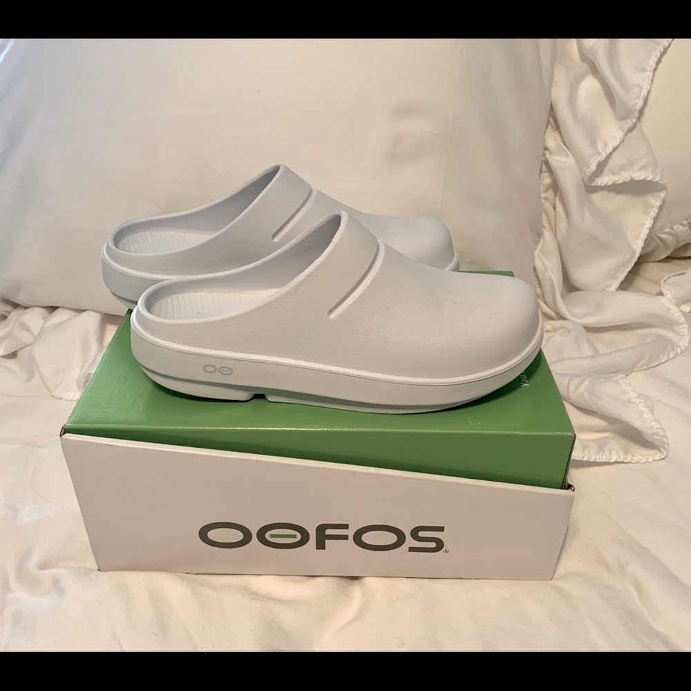 OOFOS; M size 6 W size 8 white oocloog